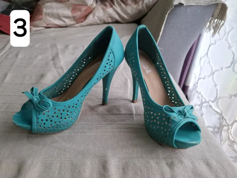 Zapatos de tacón turquesa con diseño calado - 2