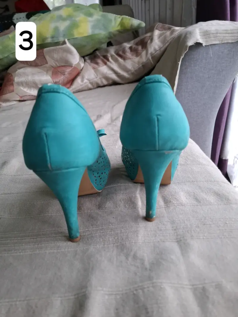 Zapatos de tacón turquesa con diseño calado - 5