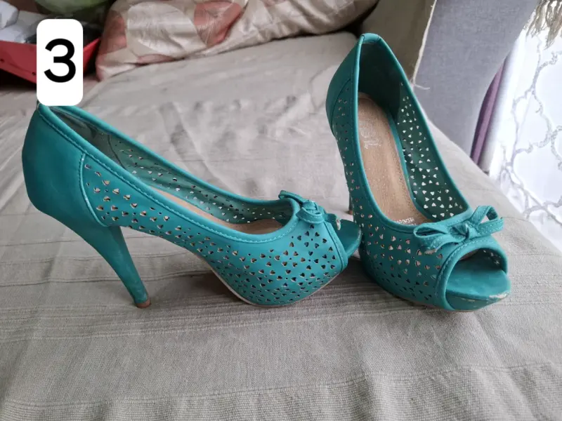 Zapatos de tacón turquesa con diseño calado - 6