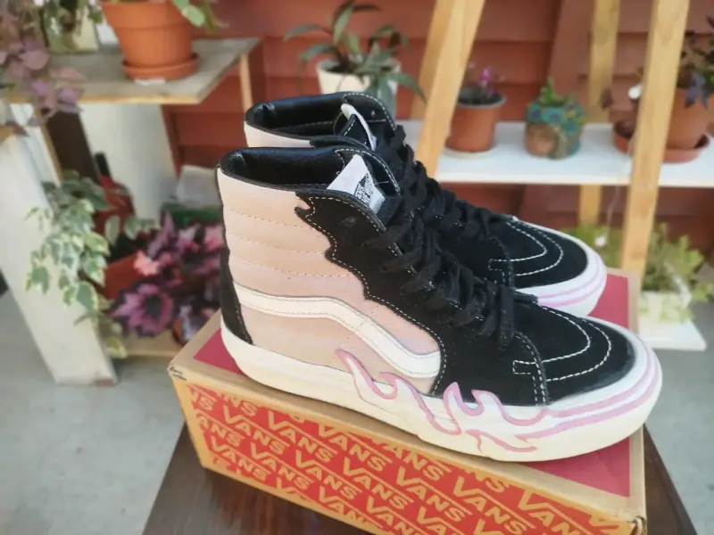 Zapatillas Vans negras con diseño de llamas - 1