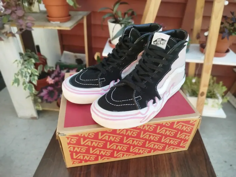 Zapatillas Vans negras con diseño de llamas - 2