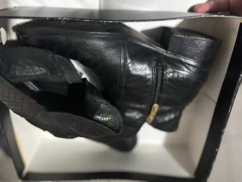 Botines de cuero negro con hebilla dorada - 1
