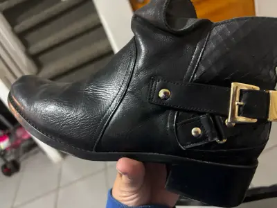 Botines de cuero negro con hebilla dorada - miniatura 2