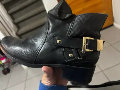 Botines de cuero negro con hebilla dorada - miniatura 3