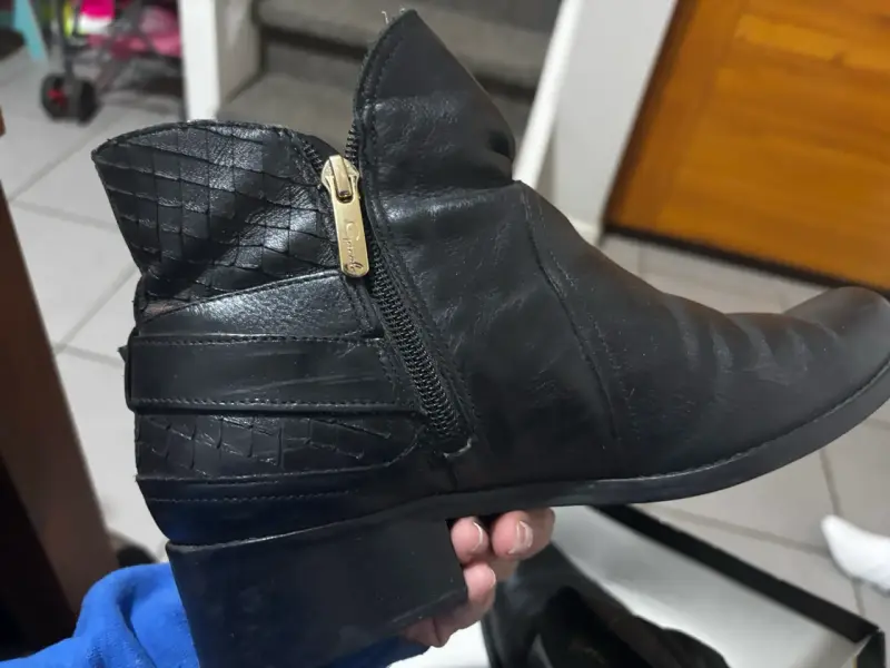 Botines de cuero negro con hebilla dorada - 4