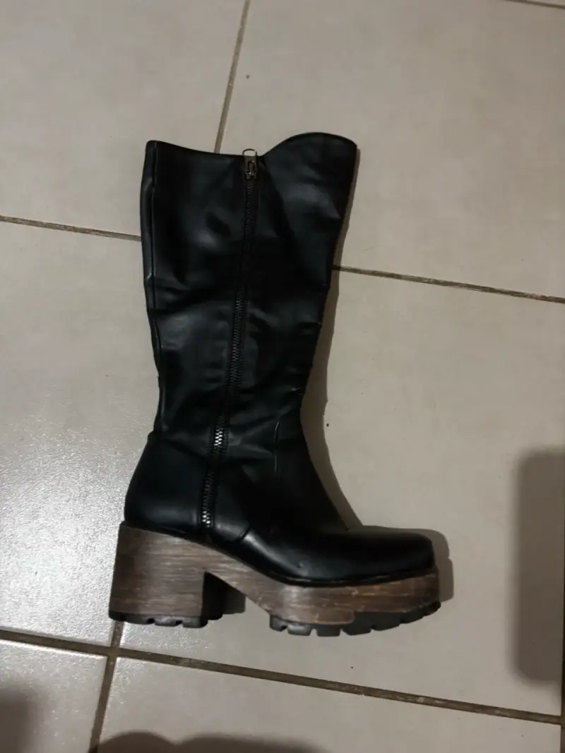 Botas negras de cuero con plataforma - 1