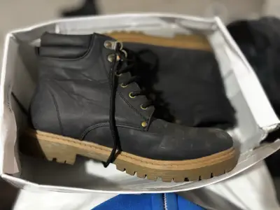 Botas negras de cuero con suela gruesa - miniatura 1