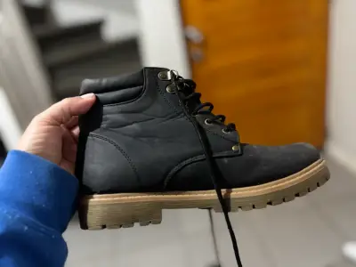 Botas negras de cuero con suela gruesa - miniatura 3