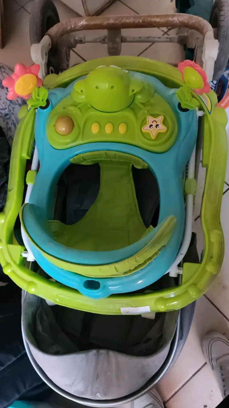 Andador de bebé verde y azul con juguetes