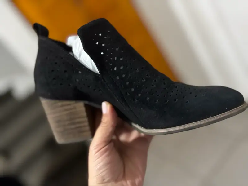 Botines de tacón negro con diseño calado - 1