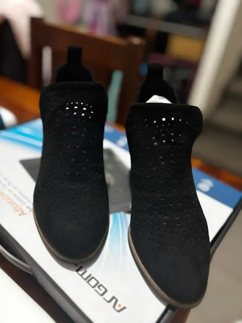 Botines de tacón negro con diseño calado - 2