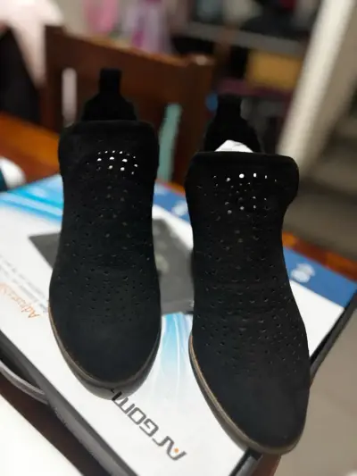 Botines de tacón negro con diseño calado - miniatura 2