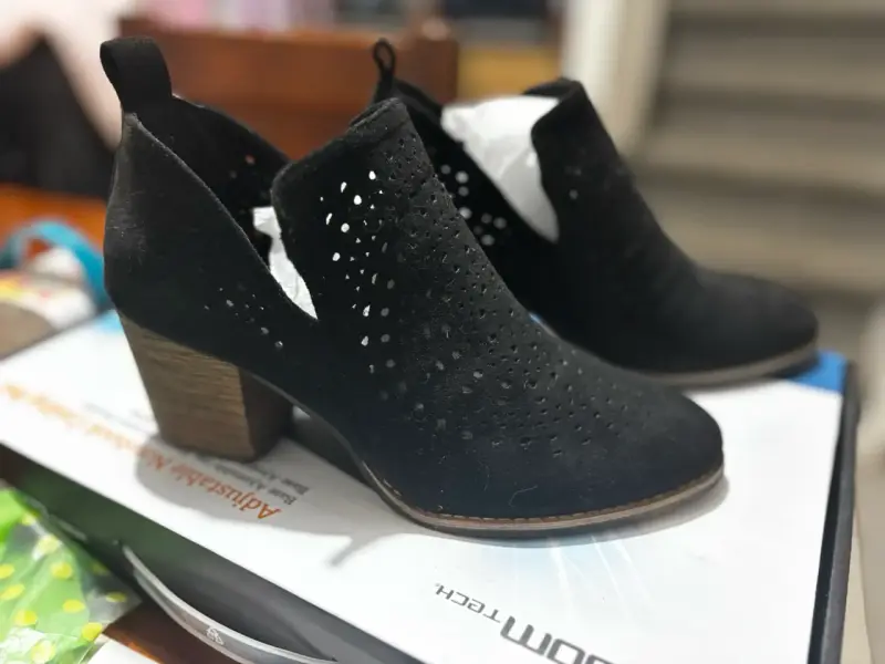 Botines de tacón negro con diseño calado - 3