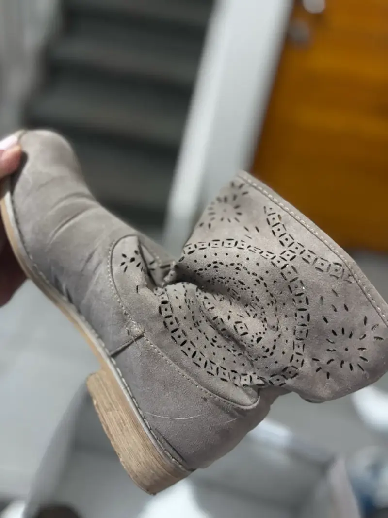 Botines de gamuza beige con diseño calado - 1