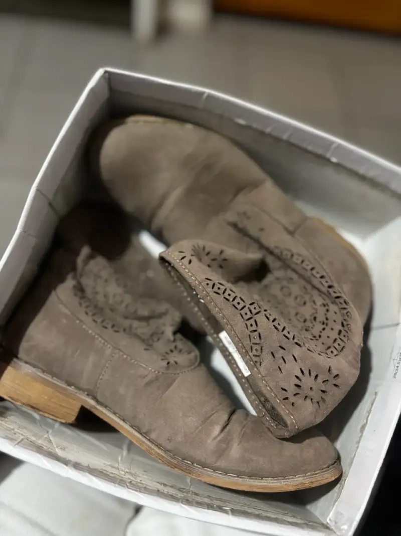 Botines de gamuza beige con diseño calado - 2