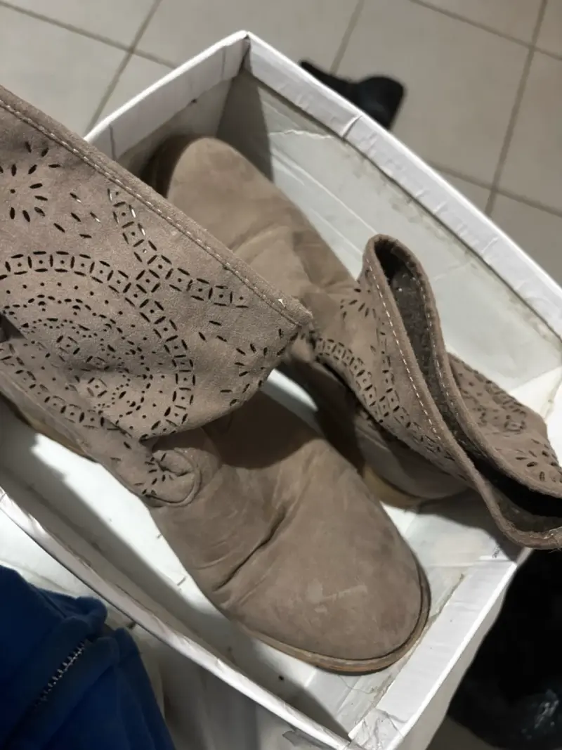 Botines de gamuza beige con diseño calado - 3