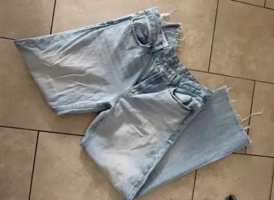 Jeans de mezclilla azul claro desgastados - miniatura 1