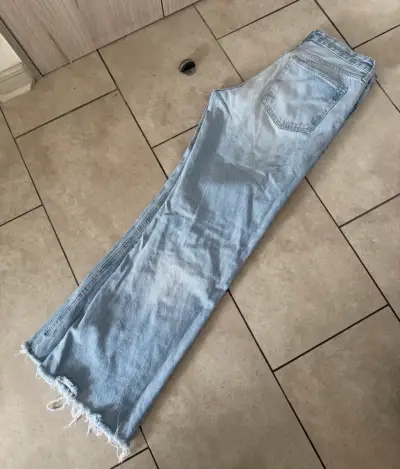 Jeans de mezclilla azul claro desgastados - miniatura 2