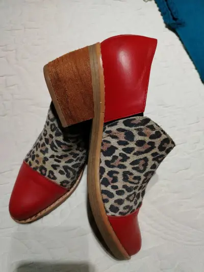 Zapatos de cuero rojo con estampado animal print - miniatura 1