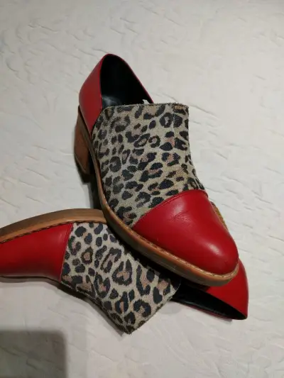 Zapatos de cuero rojo con estampado animal print - miniatura 2