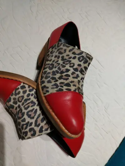 Zapatos de cuero rojo con estampado animal print - miniatura 3