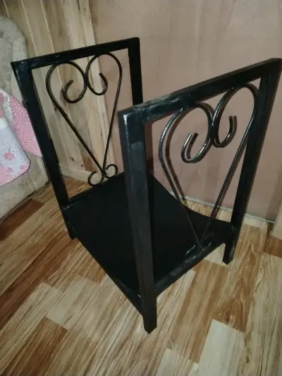 Revistero de metal negro con diseño decorativo - miniatura 1