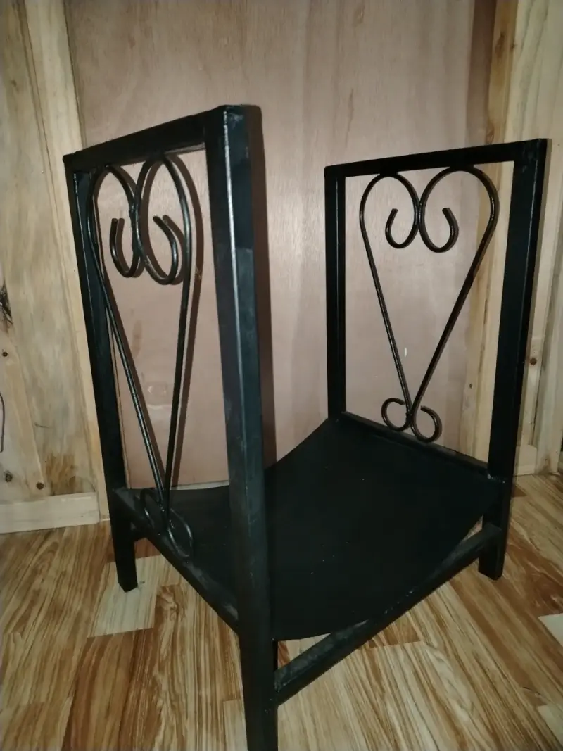Revistero de metal negro con diseño decorativo - 2
