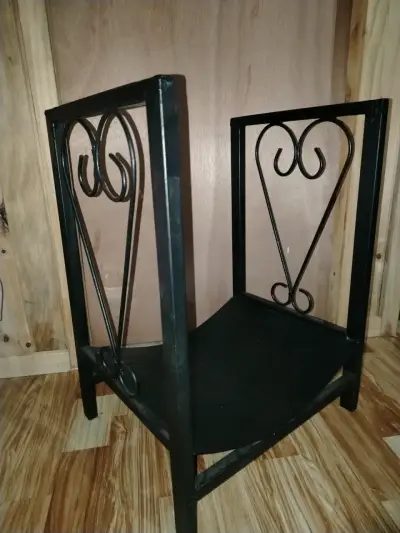 Revistero de metal negro con diseño decorativo - miniatura 2