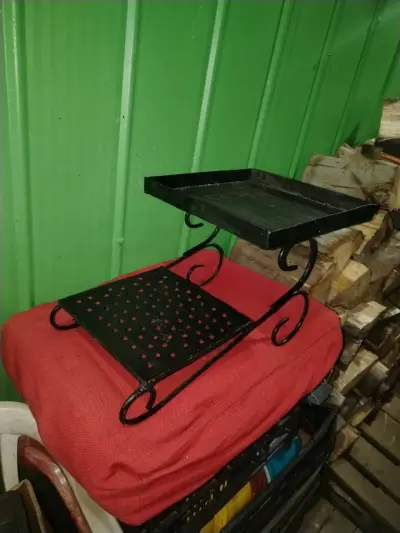 Revistero de metal negro con diseño decorativo - miniatura 5