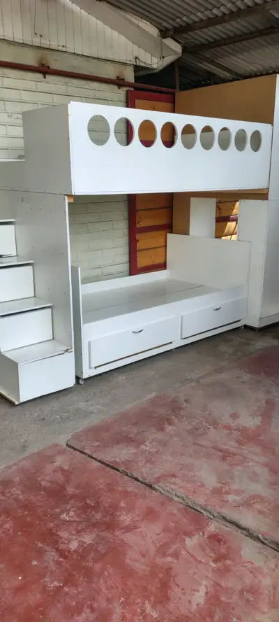 Camarote con escaleras y ropero pequeño de melamin - miniatura 1