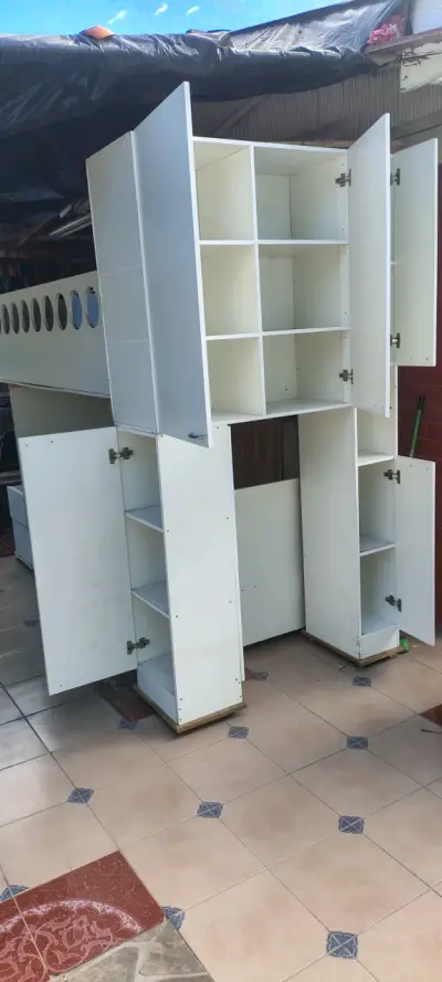 Camarote con escaleras y ropero pequeño de melamin - miniatura 2