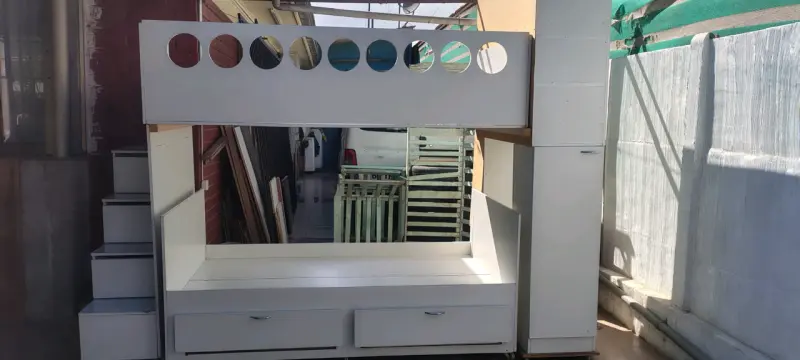 Camarote con escaleras y ropero pequeño de melamin - 3