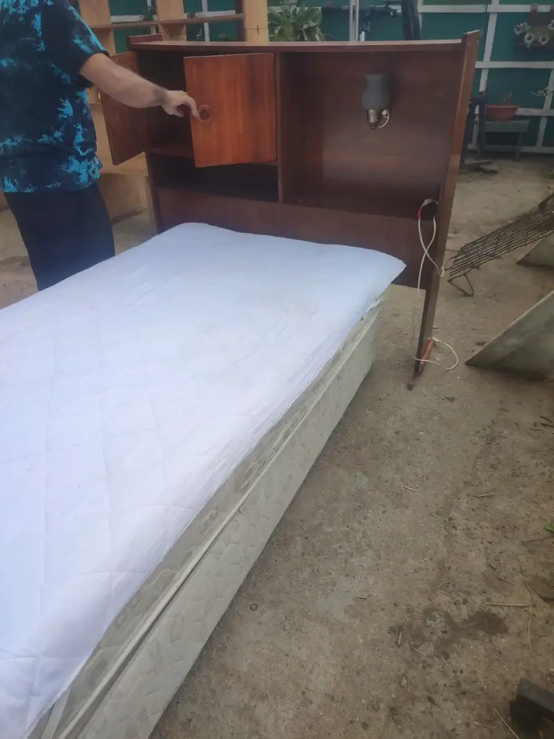 Cama con cabecera de madera y luz integrada - 1