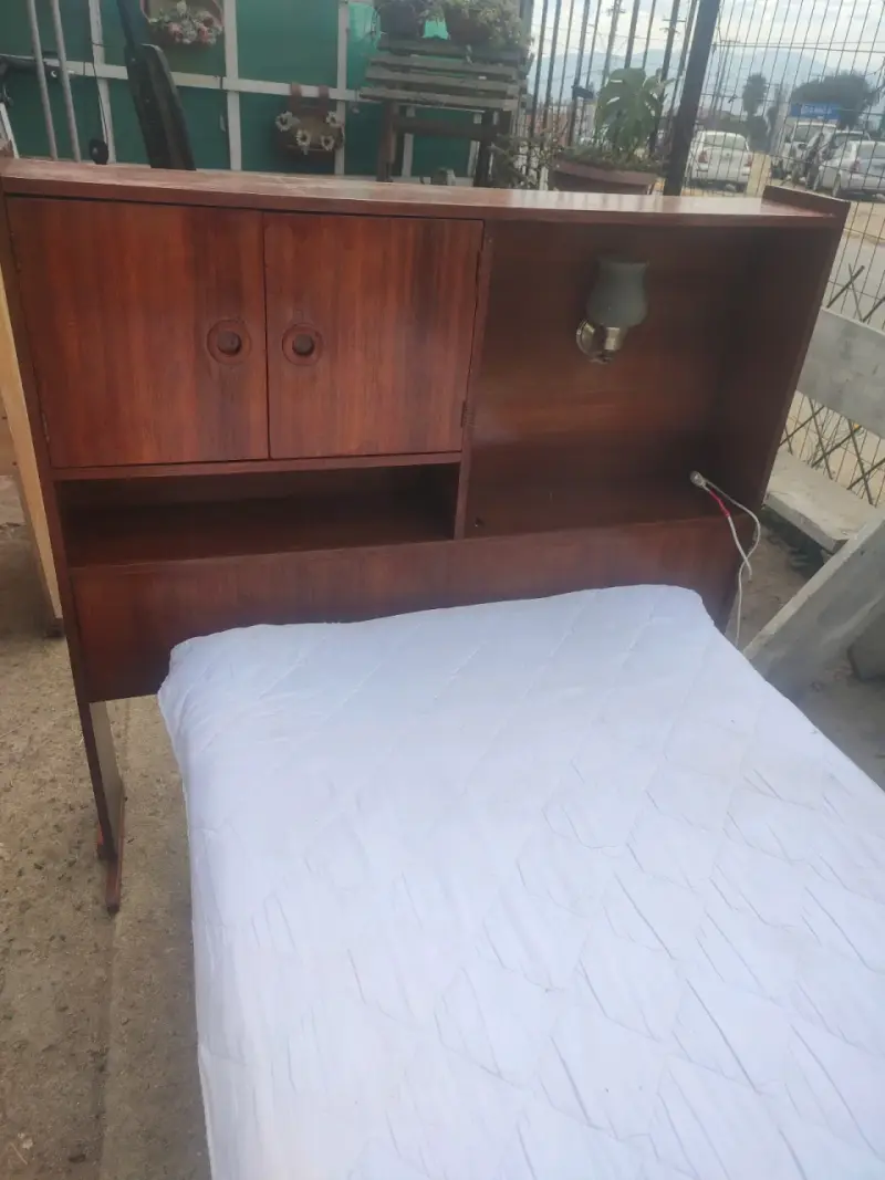 Cama con cabecera de madera y luz integrada - 3