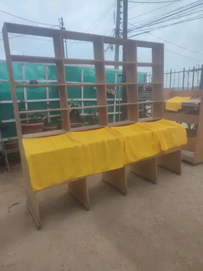 Estantería de madera con compartimentos y cubierta amarilla - miniatura 1
