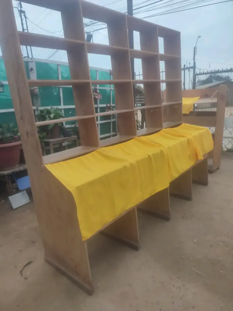 Estantería de madera con compartimentos y cubierta amarilla - 2