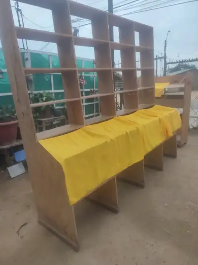 Estantería de madera con compartimentos y cubierta amarilla - miniatura 2