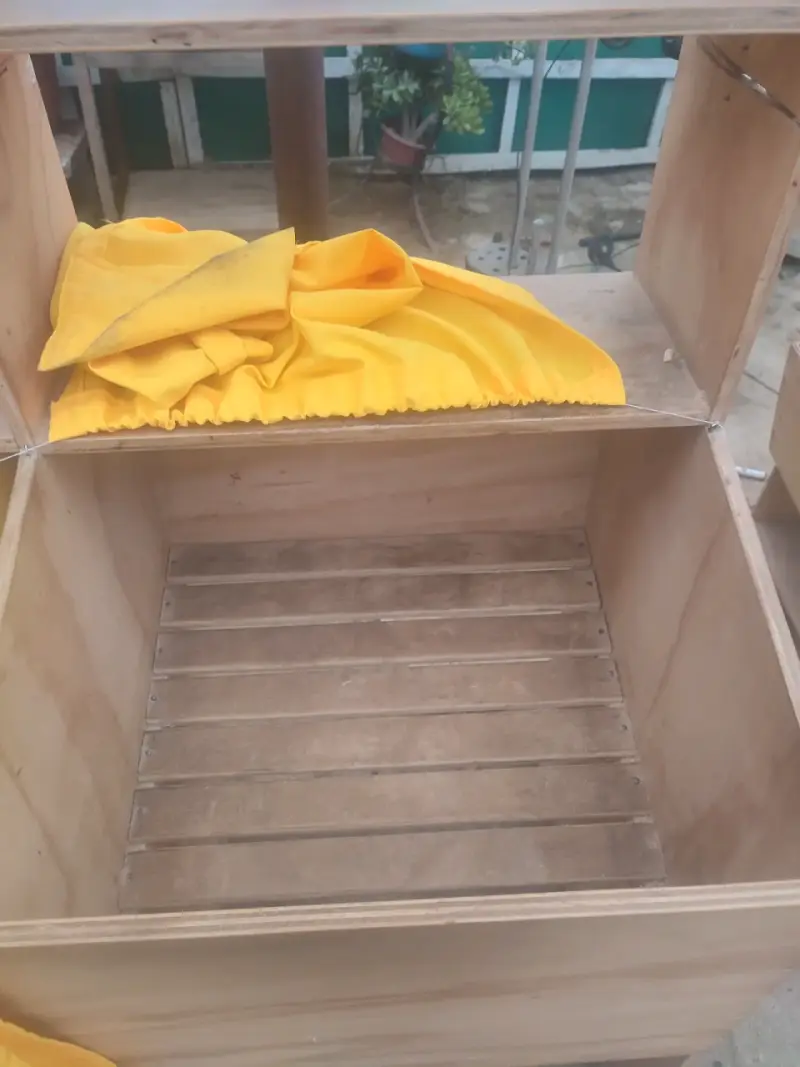Estantería de madera con compartimentos y cubierta amarilla - 3
