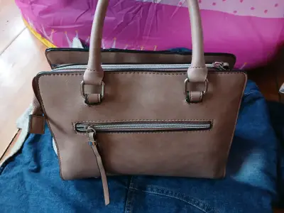Cartera de mano marrón con diseño trenzado - miniatura 1