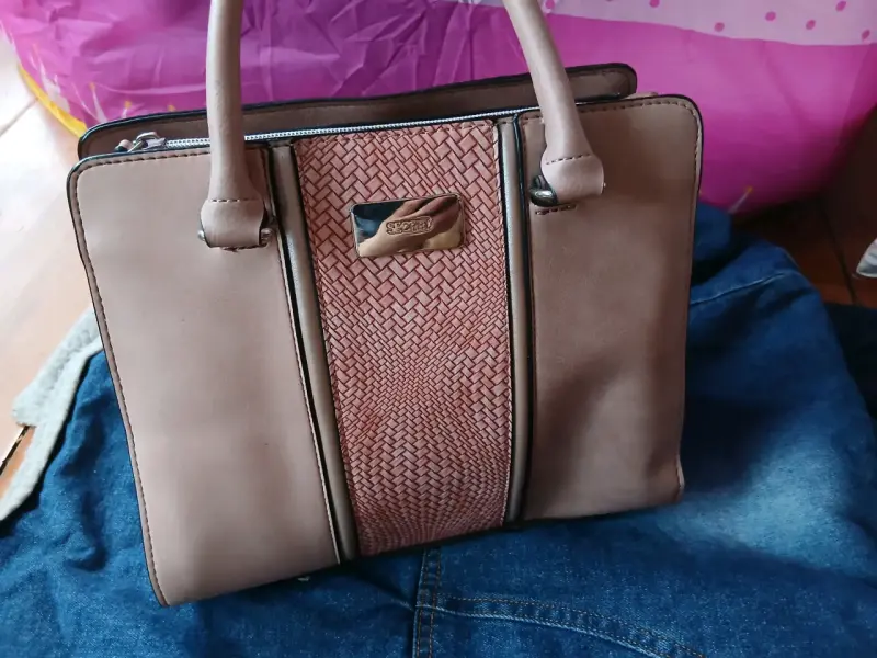Cartera de mano marrón con diseño trenzado - 2