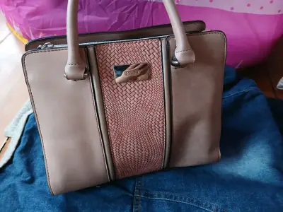 Cartera de mano marrón con diseño trenzado - miniatura 2