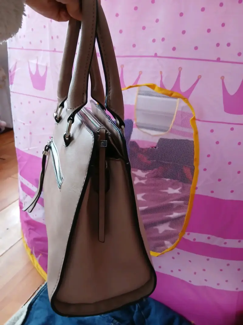 Cartera de mano marrón con diseño trenzado - 3