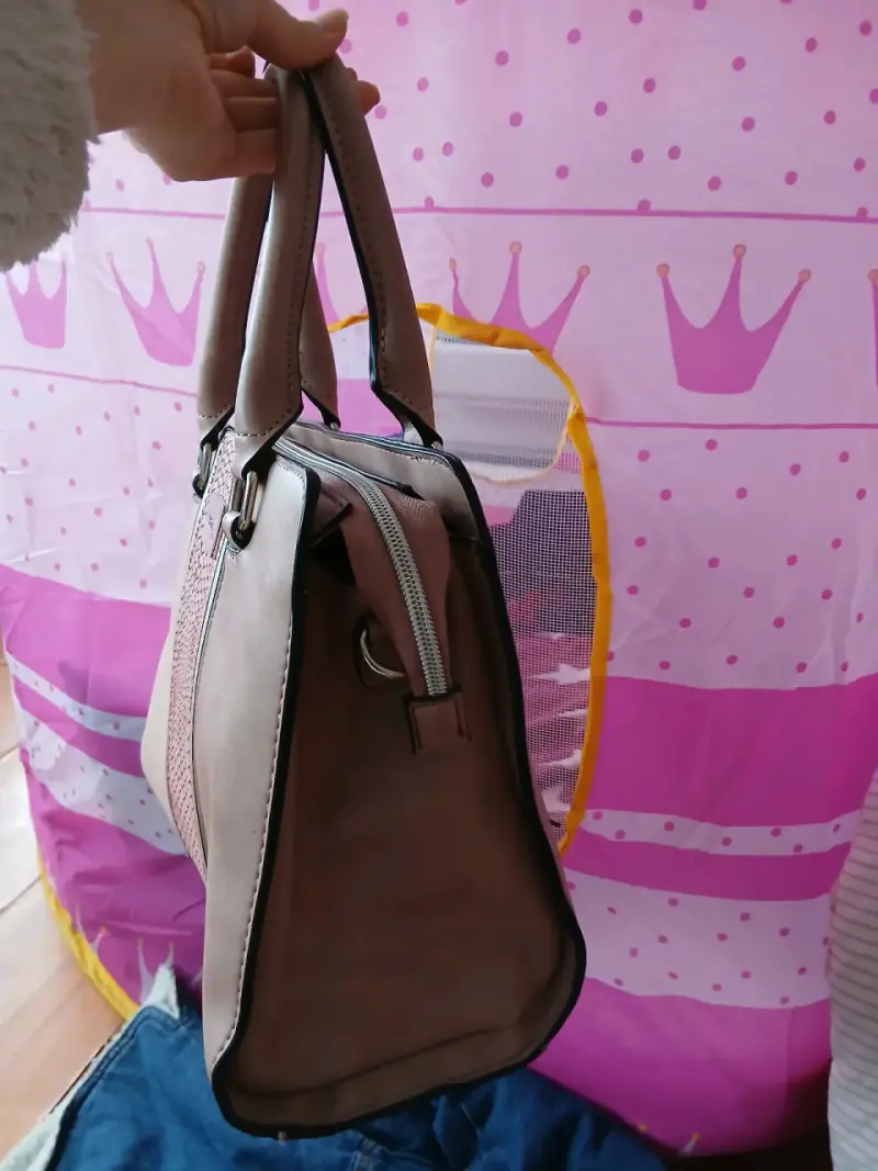 Cartera de mano marrón con diseño trenzado - 4