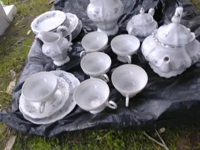 Juego de té de porcelana con diseño floral - miniatura 1