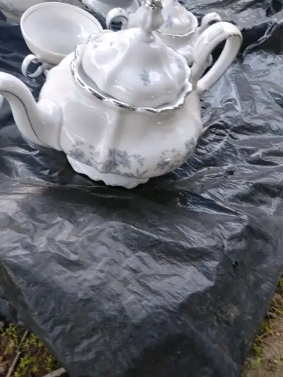 Juego de té de porcelana con diseño floral - miniatura 2