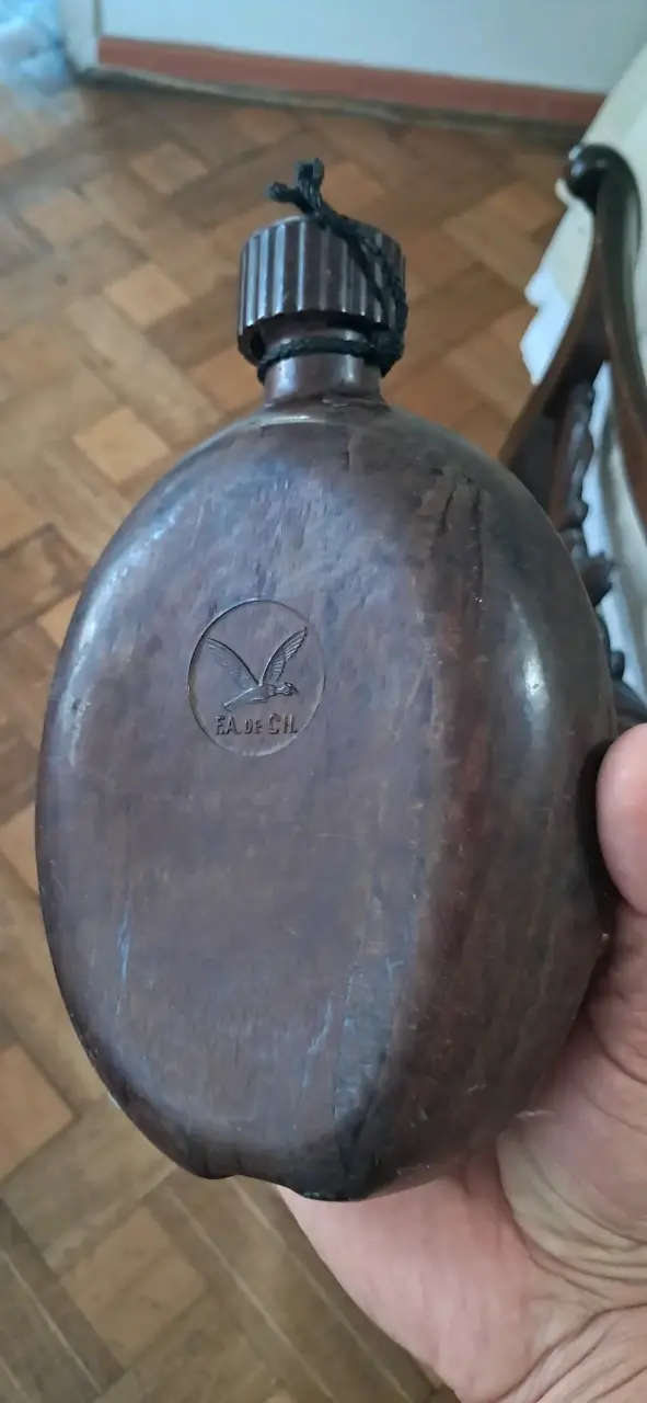 Cantimplora militar antigua de metal