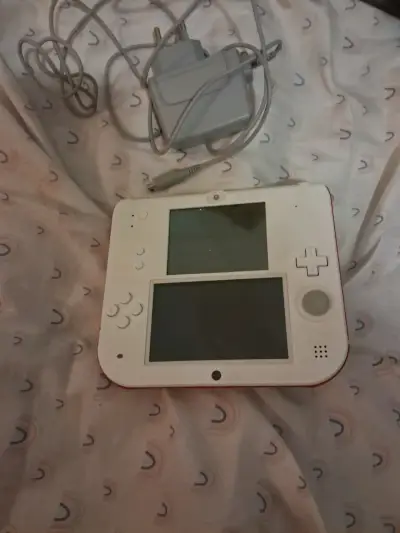 Consola portátil Nintendo 2DS blanca con cargador - miniatura 2