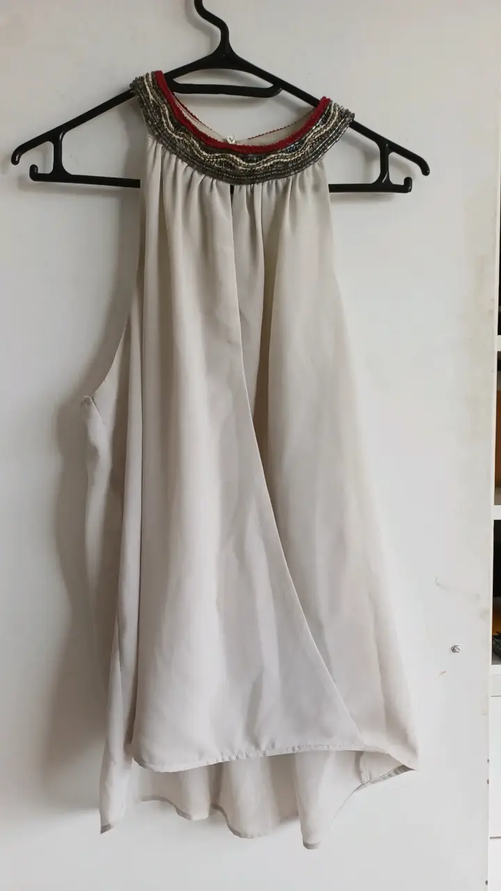 Blusa sin mangas beige con detalles bordados - 2