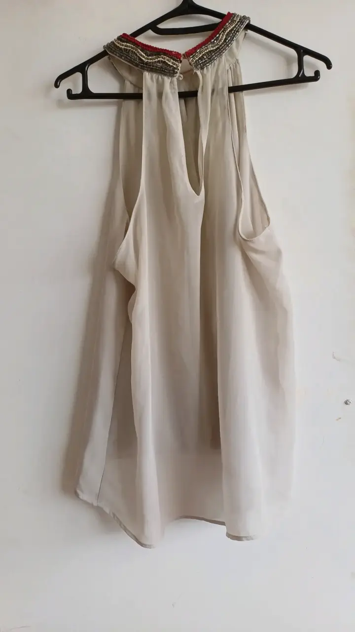Blusa sin mangas beige con detalles bordados - 6