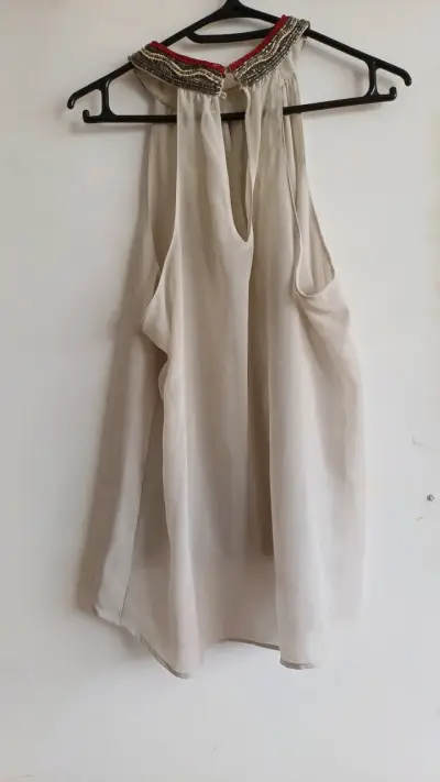 Blusa sin mangas beige con detalles bordados - miniatura 6